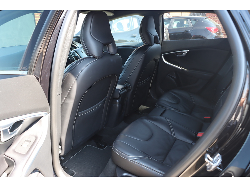 Volvo 1.5 T3 R-DESIGN EDITION HATCHBACK 5DR PETROL AUTO SAT NAV BLUETOOTH DAB STEREO REAR CAMERA PARKING AIDS 2 OWNERS SAME OWNER FOR 3 YEARS 50000 MILES SH 72-74 Mitcham Road