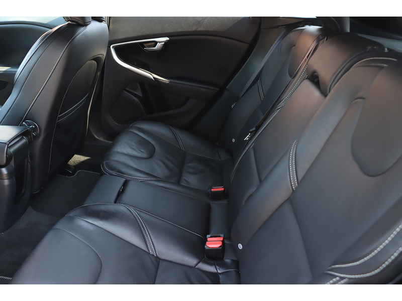 Volvo 1.5 T3 R-DESIGN EDITION HATCHBACK 5DR PETROL AUTO SAT NAV BLUETOOTH DAB STEREO REAR CAMERA PARKING AIDS 2 OWNERS SAME OWNER FOR 3 YEARS 50000 MILES SH 72-74 Mitcham Road