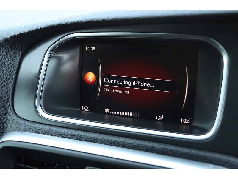 Volvo 1.5 T3 R-DESIGN EDITION HATCHBACK 5DR PETROL AUTO SAT NAV BLUETOOTH DAB STEREO REAR CAMERA PARKING AIDS 2 OWNERS SAME OWNER FOR 3 YEARS 50000 MILES SH 72-74 Mitcham Road