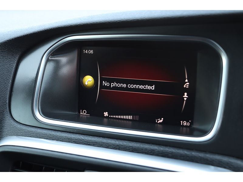Volvo 1.5 T3 R-DESIGN EDITION HATCHBACK 5DR PETROL AUTO SAT NAV BLUETOOTH DAB STEREO REAR CAMERA PARKING AIDS 2 OWNERS SAME OWNER FOR 3 YEARS 50000 MILES SH 72-74 Mitcham Road