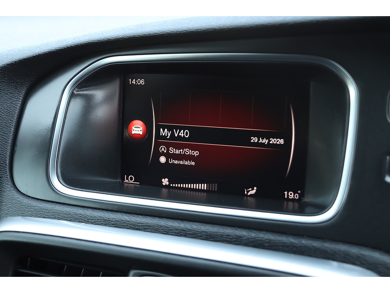 Volvo 1.5 T3 R-DESIGN EDITION HATCHBACK 5DR PETROL AUTO SAT NAV BLUETOOTH DAB STEREO REAR CAMERA PARKING AIDS 2 OWNERS SAME OWNER FOR 3 YEARS 50000 MILES SH 72-74 Mitcham Road