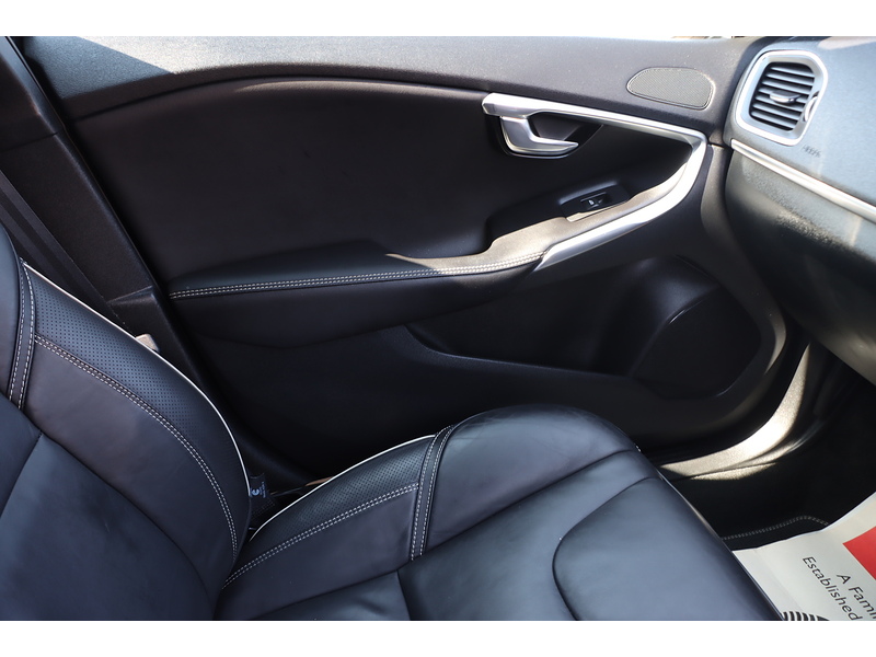 Volvo 1.5 T3 R-DESIGN EDITION HATCHBACK 5DR PETROL AUTO SAT NAV BLUETOOTH DAB STEREO REAR CAMERA PARKING AIDS 2 OWNERS SAME OWNER FOR 3 YEARS 50000 MILES SH 72-74 Mitcham Road