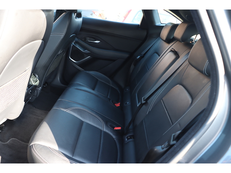 Jaguar 2.0 P250 R-DYNAMIC SE SUV 5DR PETROL AWD AUTO SAT NAV BLUETOOTH DAB RADIO APPLE CARPLAY REAR CAMERA PARKING AIDS SAME OWNER FOR 4 YEARS 87000 MILES SH 72-74 Mitcham Road