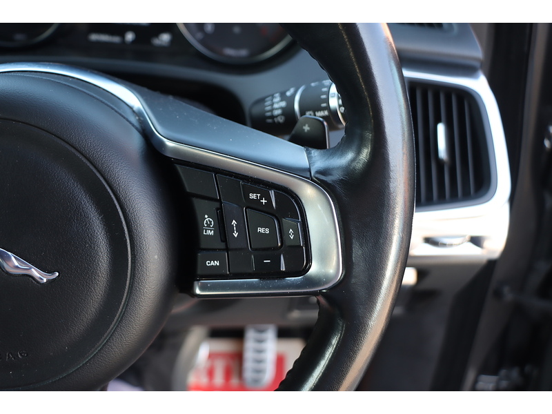 Jaguar 2.0 P250 R-DYNAMIC SE SUV 5DR PETROL AWD AUTO SAT NAV BLUETOOTH DAB RADIO APPLE CARPLAY REAR CAMERA PARKING AIDS SAME OWNER FOR 4 YEARS 87000 MILES SH 72-74 Mitcham Road