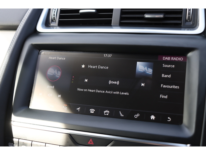 Jaguar 2.0 P250 R-DYNAMIC SE SUV 5DR PETROL AWD AUTO SAT NAV BLUETOOTH DAB RADIO APPLE CARPLAY REAR CAMERA PARKING AIDS SAME OWNER FOR 4 YEARS 87000 MILES SH 72-74 Mitcham Road