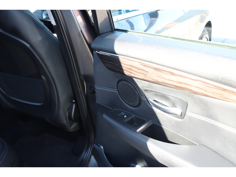 BMW 220I 2.0 LUXURY MPV 5DR PETROL AUTO SATNAV BLUETOOTH DAB STEREO CD PLAYER AIR CONDITIONING PARKING AIDS ONLY 33000 MILES FSH 7 SERVICES NO ULEZ CHARGE 72-74 Mitcham Road
