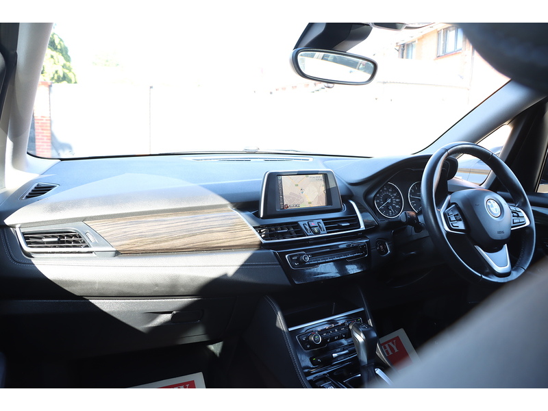 BMW 220I 2.0 LUXURY MPV 5DR PETROL AUTO SATNAV BLUETOOTH DAB STEREO CD PLAYER AIR CONDITIONING PARKING AIDS ONLY 33000 MILES FSH 7 SERVICES NO ULEZ CHARGE 72-74 Mitcham Road