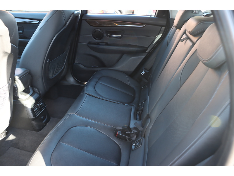 BMW 220I 2.0 LUXURY MPV 5DR PETROL AUTO SATNAV BLUETOOTH DAB STEREO CD PLAYER AIR CONDITIONING PARKING AIDS ONLY 33000 MILES FSH 7 SERVICES NO ULEZ CHARGE 72-74 Mitcham Road