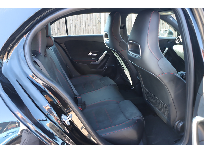 Mercedes-Benz A200 1.3 AMG LINE (EXECUTIVE) HATCHBACK 5DR PETROL 7G-DCT AUTO HEATED SEATS SAT NAV BLUETOOTH DAB STEREO REAR CAM PARKING AIDS 2 OWNERS 61000 MILES SH 72-74 Mitcham Road