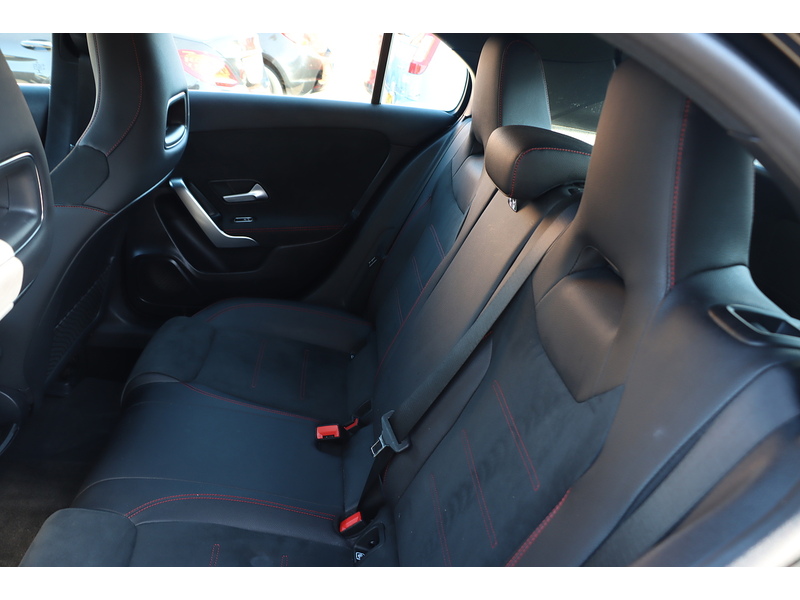 Mercedes-Benz A200 1.3 AMG LINE (EXECUTIVE) HATCHBACK 5DR PETROL 7G-DCT AUTO HEATED SEATS SAT NAV BLUETOOTH DAB STEREO REAR CAM PARKING AIDS 2 OWNERS 61000 MILES SH 72-74 Mitcham Road