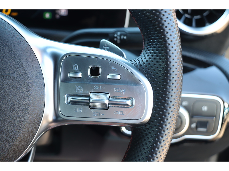 Mercedes-Benz A200 1.3 AMG LINE (EXECUTIVE) HATCHBACK 5DR PETROL 7G-DCT AUTO HEATED SEATS SAT NAV BLUETOOTH DAB STEREO REAR CAM PARKING AIDS 2 OWNERS 61000 MILES SH 72-74 Mitcham Road