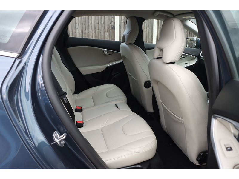 Volvo 1.5 T3 GPF Inscription Hatchback 5dr Petrol Auto Euro 6 (s/s) (152 ps) 72-74 Mitcham Road