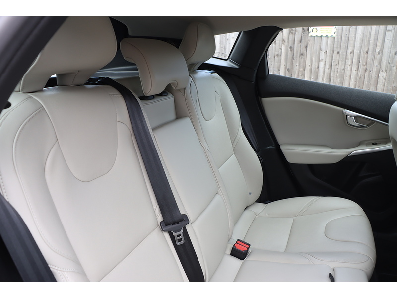 Volvo 1.5 T3 GPF Inscription Hatchback 5dr Petrol Auto Euro 6 (s/s) (152 ps) 72-74 Mitcham Road