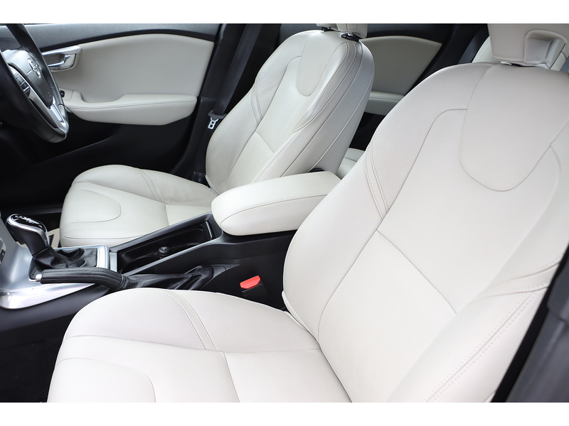 Volvo 1.5 T3 GPF Inscription Hatchback 5dr Petrol Auto Euro 6 (s/s) (152 ps) 72-74 Mitcham Road