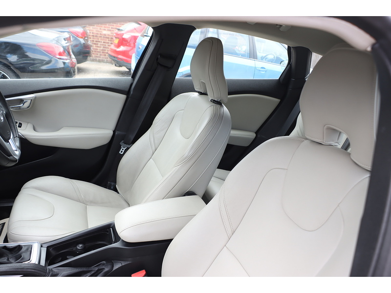 Volvo 1.5 T3 GPF Inscription Hatchback 5dr Petrol Auto Euro 6 (s/s) (152 ps) 72-74 Mitcham Road