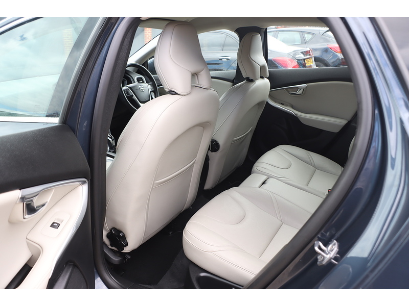 Volvo 1.5 T3 GPF Inscription Hatchback 5dr Petrol Auto Euro 6 (s/s) (152 ps) 72-74 Mitcham Road
