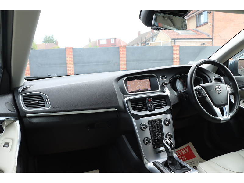 Volvo 1.5 T3 GPF Inscription Hatchback 5dr Petrol Auto Euro 6 (s/s) (152 ps) 72-74 Mitcham Road