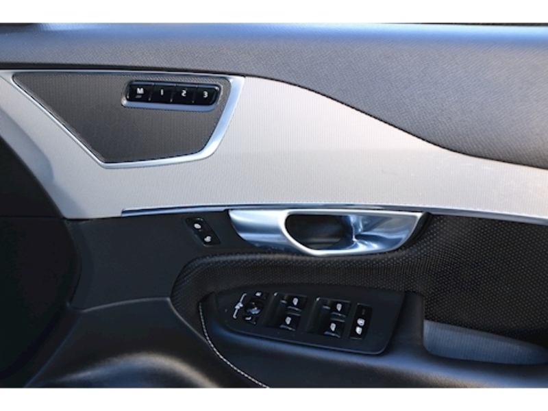 Volvo 2.0 D5 PowerPulse R-Design SUV 5dr Diesel Auto 4WD Euro 6 (s/s) (235 ps) 72-74 Mitcham Road