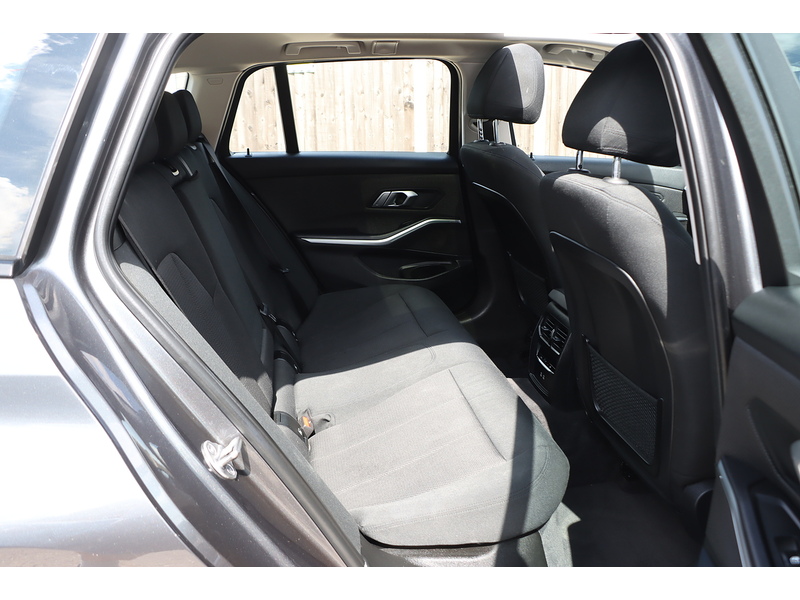 BMW 330E 2.0 12KWH SE PRO TOURING 5DR PETROL PLUG-IN HYBRID AUTO SUNROOF SAT NAV BLUETOOTH APPLE CARPLAY REAR CAMERA PARKING AIDS 2 OWNERS 74000 MILES SH 72-74 Mitcham Road