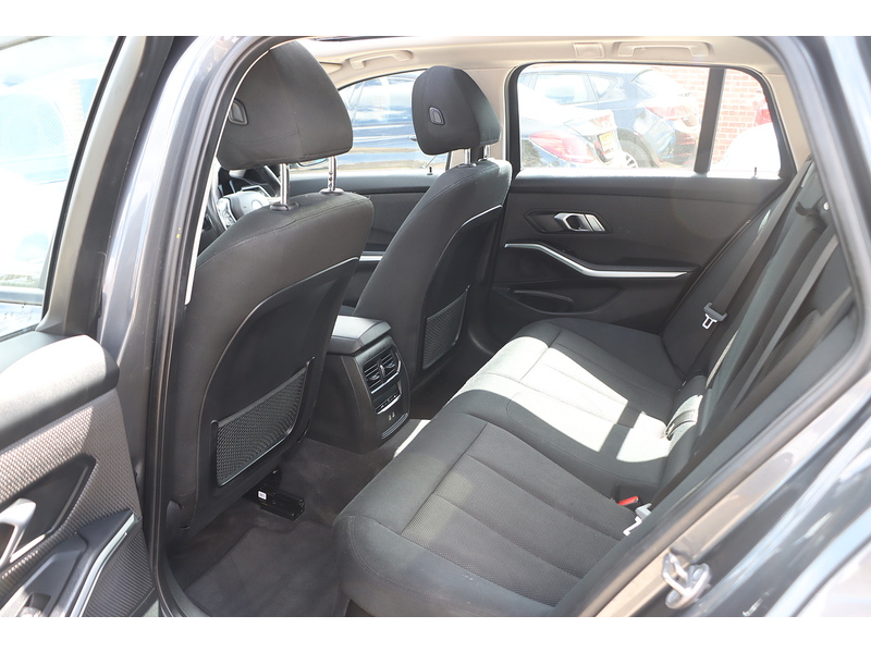 BMW 330E 2.0 12KWH SE PRO TOURING 5DR PETROL PLUG-IN HYBRID AUTO SUNROOF SAT NAV BLUETOOTH APPLE CARPLAY REAR CAMERA PARKING AIDS 2 OWNERS 74000 MILES SH 72-74 Mitcham Road