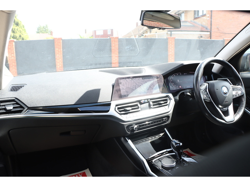 BMW 330E 2.0 12KWH SE PRO TOURING 5DR PETROL PLUG-IN HYBRID AUTO SUNROOF SAT NAV BLUETOOTH APPLE CARPLAY REAR CAMERA PARKING AIDS 2 OWNERS 74000 MILES SH 72-74 Mitcham Road