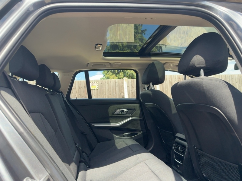 BMW 330E 2.0 12KWH SE PRO TOURING 5DR PETROL PLUG-IN HYBRID AUTO SUNROOF SAT NAV BLUETOOTH APPLE CARPLAY REAR CAMERA PARKING AIDS 2 OWNERS 74000 MILES SH 72-74 Mitcham Road