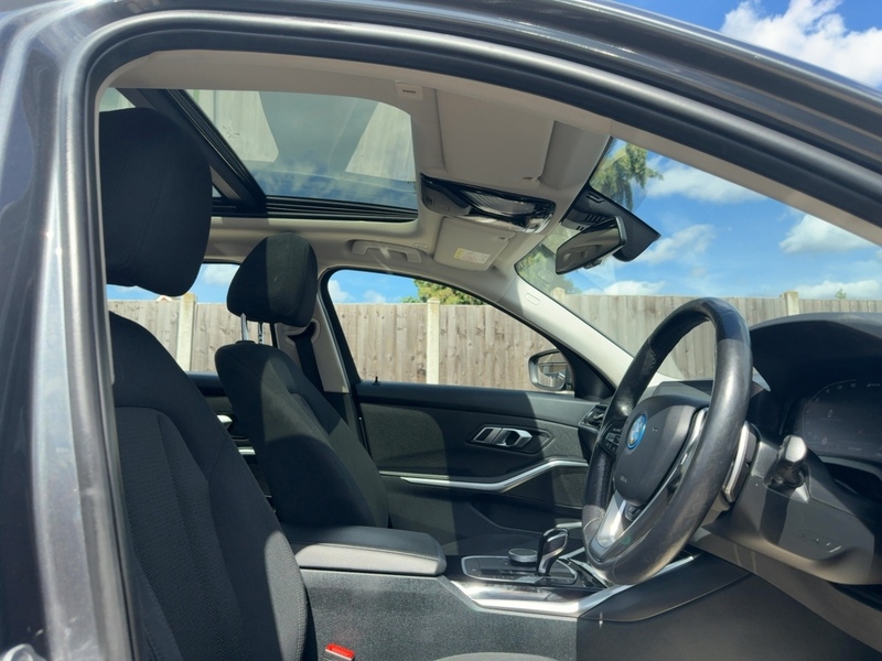 BMW 330E 2.0 12KWH SE PRO TOURING 5DR PETROL PLUG-IN HYBRID AUTO SUNROOF SAT NAV BLUETOOTH APPLE CARPLAY REAR CAMERA PARKING AIDS 2 OWNERS 74000 MILES SH 72-74 Mitcham Road