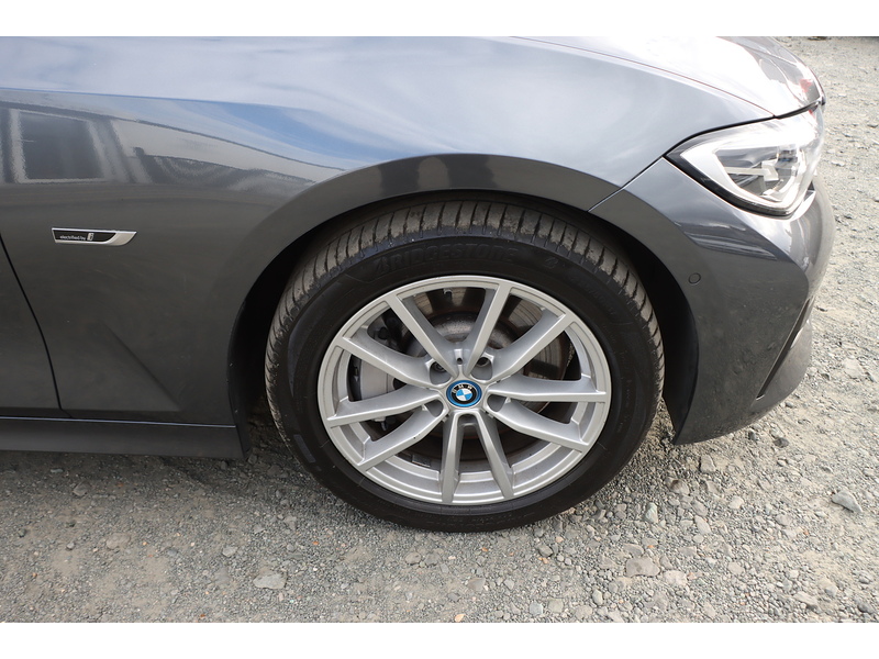 BMW 330E 2.0 12KWH SE PRO TOURING 5DR PETROL PLUG-IN HYBRID AUTO SUNROOF SAT NAV BLUETOOTH APPLE CARPLAY REAR CAMERA PARKING AIDS 2 OWNERS 74000 MILES SH 72-74 Mitcham Road