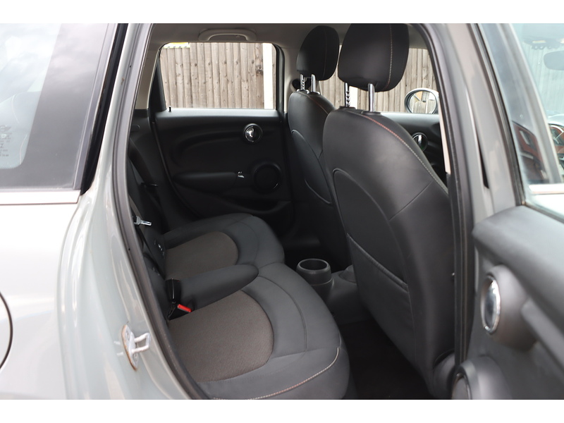 MINI 1.5 COOPER HATCHBACK 5DR PETROL AUTO BLUETOOTH DAB STEREO AIR CON PARKING AIDS JUST 2 OWNERS SAME OWNER FOR 8 YEARS ONLY 64000 MILES SH £35 ROAD TAX 72-74 Mitcham Road