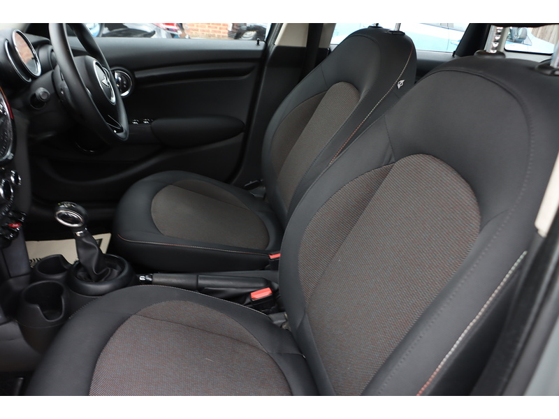 MINI 1.5 COOPER HATCHBACK 5DR PETROL AUTO BLUETOOTH DAB STEREO AIR CON PARKING AIDS JUST 2 OWNERS SAME OWNER FOR 8 YEARS ONLY 64000 MILES SH £35 ROAD TAX 72-74 Mitcham Road