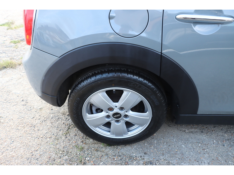 MINI 1.5 COOPER HATCHBACK 5DR PETROL AUTO BLUETOOTH DAB STEREO AIR CON PARKING AIDS JUST 2 OWNERS SAME OWNER FOR 8 YEARS ONLY 64000 MILES SH £35 ROAD TAX 72-74 Mitcham Road