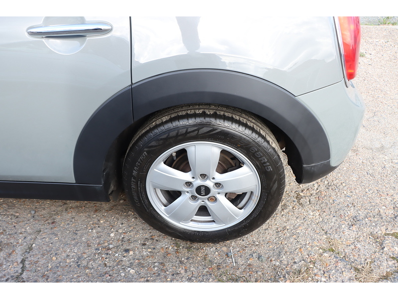 MINI 1.5 COOPER HATCHBACK 5DR PETROL AUTO BLUETOOTH DAB STEREO AIR CON PARKING AIDS JUST 2 OWNERS SAME OWNER FOR 8 YEARS ONLY 64000 MILES SH £35 ROAD TAX 72-74 Mitcham Road