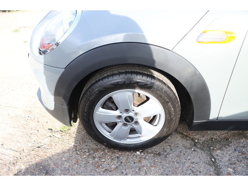 MINI 1.5 COOPER HATCHBACK 5DR PETROL AUTO BLUETOOTH DAB STEREO AIR CON PARKING AIDS JUST 2 OWNERS SAME OWNER FOR 8 YEARS ONLY 64000 MILES SH £35 ROAD TAX 72-74 Mitcham Road