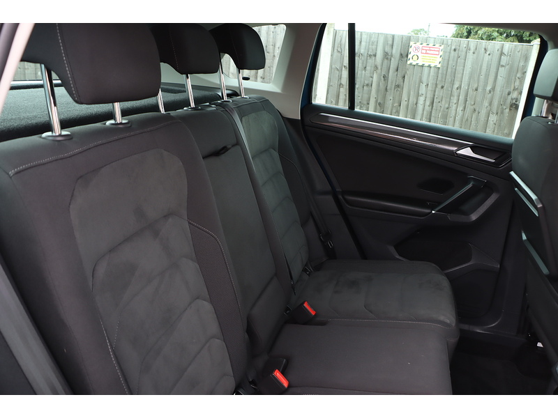 Volkswagen 2.0 TSI SEL SUV 5DR PETROL DSG 4MOTION AUTO SUNROOF HEATED SEATS SAT NAV BLUETOOTH DAB STEREO APPLE CARPLAY PARKING AIDS JUST 1 OWNER 48000 MILES SH 72-74 Mitcham Road