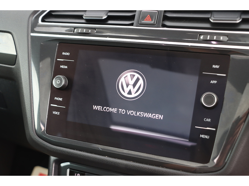 Volkswagen 2.0 TSI SEL SUV 5DR PETROL DSG 4MOTION AUTO SUNROOF HEATED SEATS SAT NAV BLUETOOTH DAB STEREO APPLE CARPLAY PARKING AIDS JUST 1 OWNER 48000 MILES SH 72-74 Mitcham Road