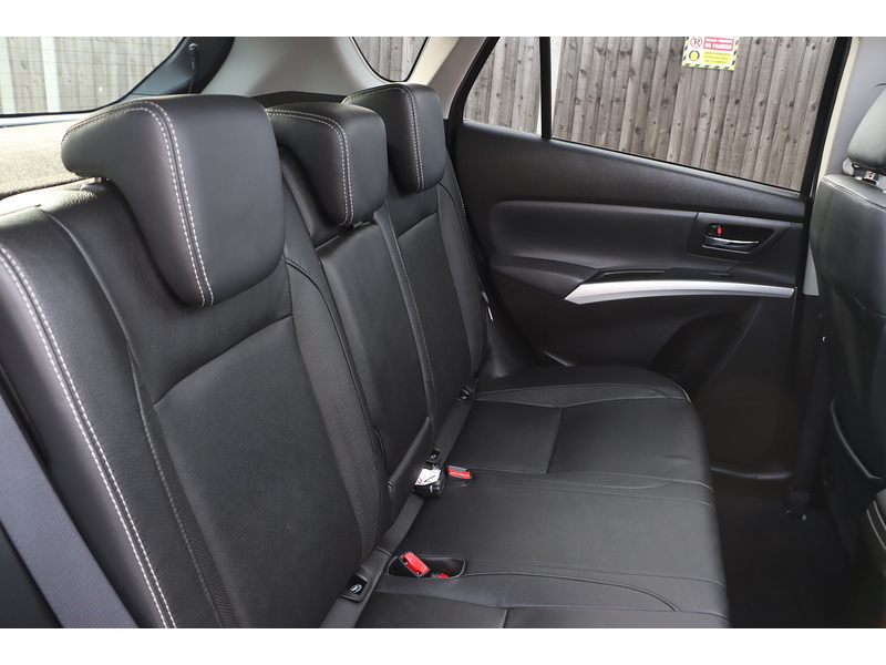 Suzuki 1.6 SZ5 SUV 5DR PETROL CVT ALLGRIP AUTO SUNROOF HEATED SEATS SAT NAV BLUETOOTH REAR CAM PARKING AIDS 1 OWNER FROM NEW ONLY 71000 MILES FSH 10 SERVICES 72-74 Mitcham Road