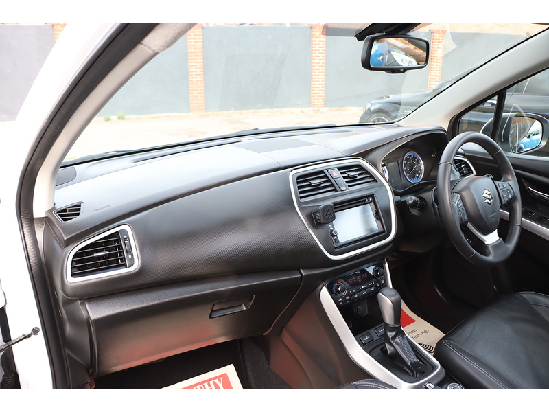 Suzuki 1.6 SZ5 SUV 5DR PETROL CVT ALLGRIP AUTO SUNROOF HEATED SEATS SAT NAV BLUETOOTH REAR CAM PARKING AIDS 1 OWNER FROM NEW ONLY 71000 MILES FSH 10 SERVICES 72-74 Mitcham Road