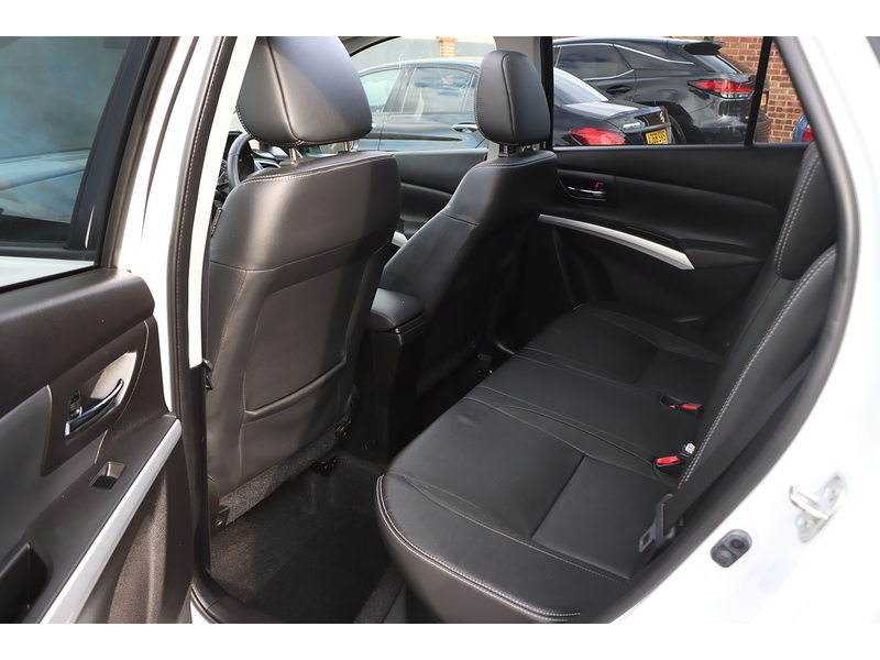 Suzuki 1.6 SZ5 SUV 5DR PETROL CVT ALLGRIP AUTO SUNROOF HEATED SEATS SAT NAV BLUETOOTH REAR CAM PARKING AIDS 1 OWNER FROM NEW ONLY 71000 MILES FSH 10 SERVICES 72-74 Mitcham Road