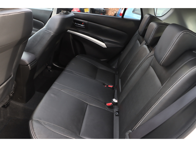 Suzuki 1.6 SZ5 SUV 5DR PETROL CVT ALLGRIP AUTO SUNROOF HEATED SEATS SAT NAV BLUETOOTH REAR CAM PARKING AIDS 1 OWNER FROM NEW ONLY 71000 MILES FSH 10 SERVICES 72-74 Mitcham Road