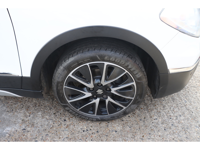 Suzuki 1.6 SZ5 SUV 5DR PETROL CVT ALLGRIP AUTO SUNROOF HEATED SEATS SAT NAV BLUETOOTH REAR CAM PARKING AIDS 1 OWNER FROM NEW ONLY 71000 MILES FSH 10 SERVICES 72-74 Mitcham Road