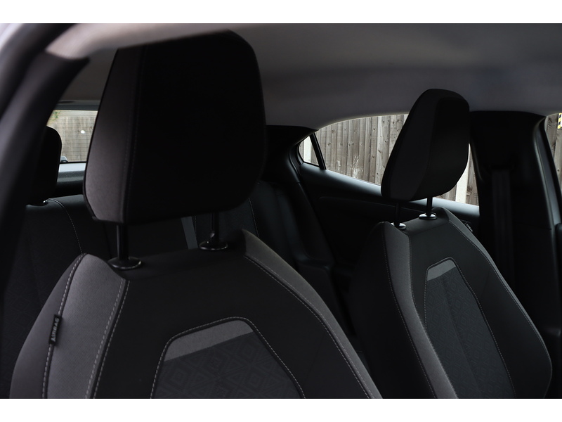 Vauxhall 1.2 TURBO SE EDITION SUV 5DR PETROL MANUAL SAT NAV BLUETOOTH DAB STEREO APPLE CARPLAY JUST 1 PRIVATE OWNER FROM NEW ONLY 41000 MILES SH NO ULEZ CHARGE 72-74 Mitcham Road