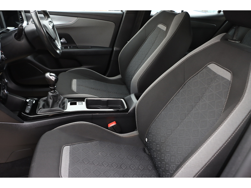 Vauxhall 1.2 TURBO SE EDITION SUV 5DR PETROL MANUAL SAT NAV BLUETOOTH DAB STEREO APPLE CARPLAY JUST 1 PRIVATE OWNER FROM NEW ONLY 41000 MILES SH NO ULEZ CHARGE 72-74 Mitcham Road
