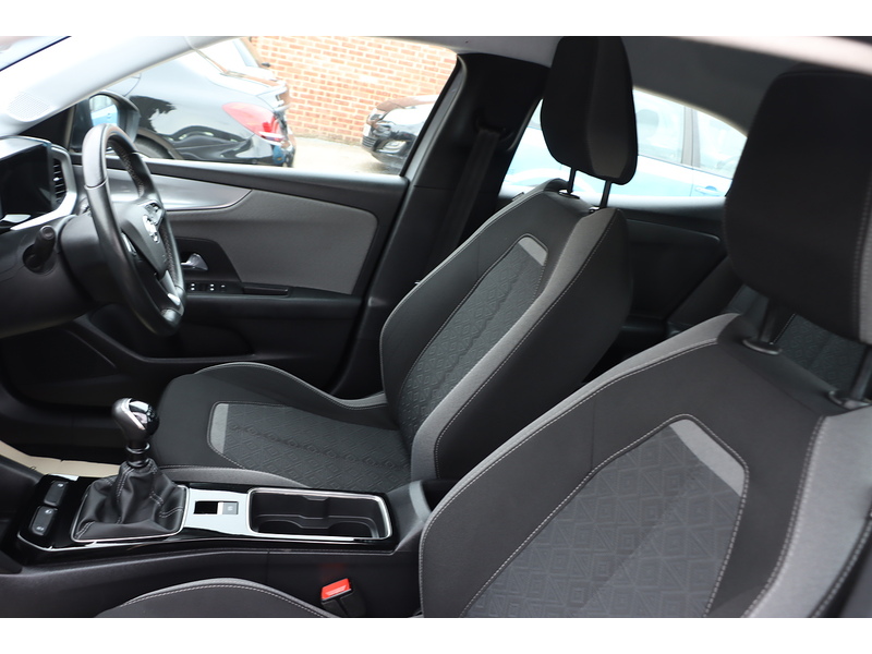 Vauxhall 1.2 TURBO SE EDITION SUV 5DR PETROL MANUAL SAT NAV BLUETOOTH DAB STEREO APPLE CARPLAY JUST 1 PRIVATE OWNER FROM NEW ONLY 41000 MILES SH NO ULEZ CHARGE 72-74 Mitcham Road