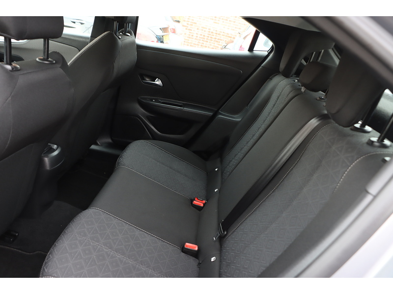 Vauxhall 1.2 TURBO SE EDITION SUV 5DR PETROL MANUAL SAT NAV BLUETOOTH DAB STEREO APPLE CARPLAY JUST 1 PRIVATE OWNER FROM NEW ONLY 41000 MILES SH NO ULEZ CHARGE 72-74 Mitcham Road