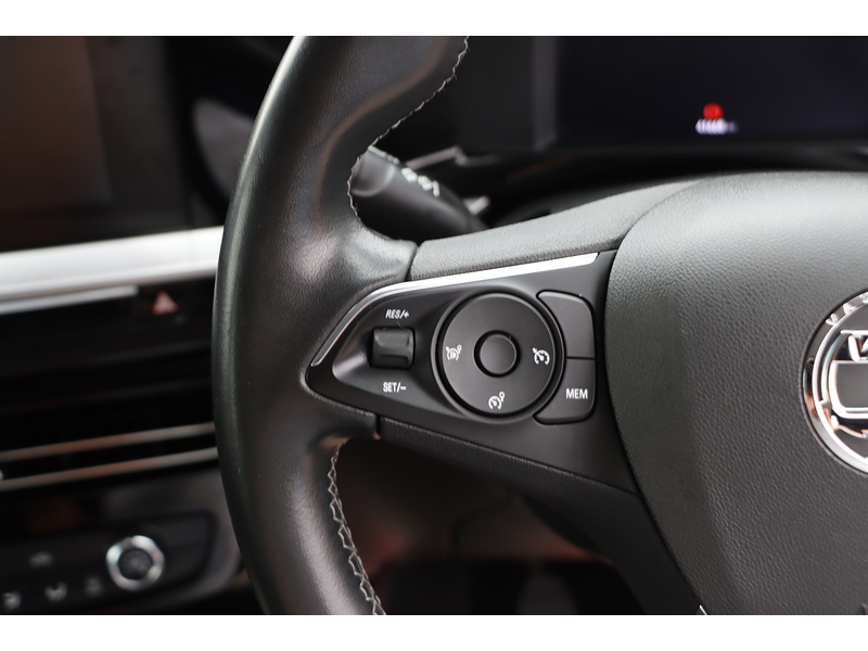 Vauxhall 1.2 TURBO SE EDITION SUV 5DR PETROL MANUAL SAT NAV BLUETOOTH DAB STEREO APPLE CARPLAY JUST 1 PRIVATE OWNER FROM NEW ONLY 41000 MILES SH NO ULEZ CHARGE 72-74 Mitcham Road