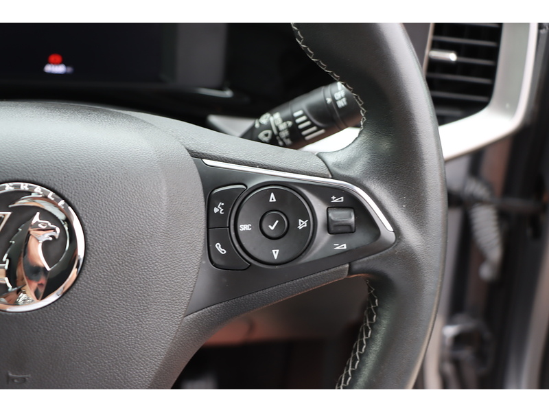 Vauxhall 1.2 TURBO SE EDITION SUV 5DR PETROL MANUAL SAT NAV BLUETOOTH DAB STEREO APPLE CARPLAY JUST 1 PRIVATE OWNER FROM NEW ONLY 41000 MILES SH NO ULEZ CHARGE 72-74 Mitcham Road