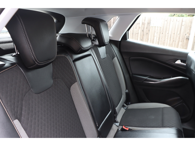 Vauxhall 1.2 TURBO BUSINESS EDITION NAV SUV 5DR PETROL MANUAL SATNAV BLUETOOTH DAB RADIO APPLE CARPLAY PARKING AIDS 2 OWNERS ONLY 43000 MILES SH NO ULEZ CHARGE 72-74 Mitcham Road