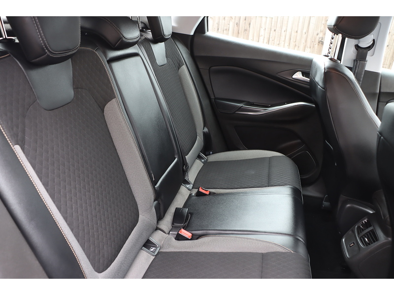 Vauxhall 1.2 TURBO BUSINESS EDITION NAV SUV 5DR PETROL MANUAL SATNAV BLUETOOTH DAB RADIO APPLE CARPLAY PARKING AIDS 2 OWNERS ONLY 43000 MILES SH NO ULEZ CHARGE 72-74 Mitcham Road