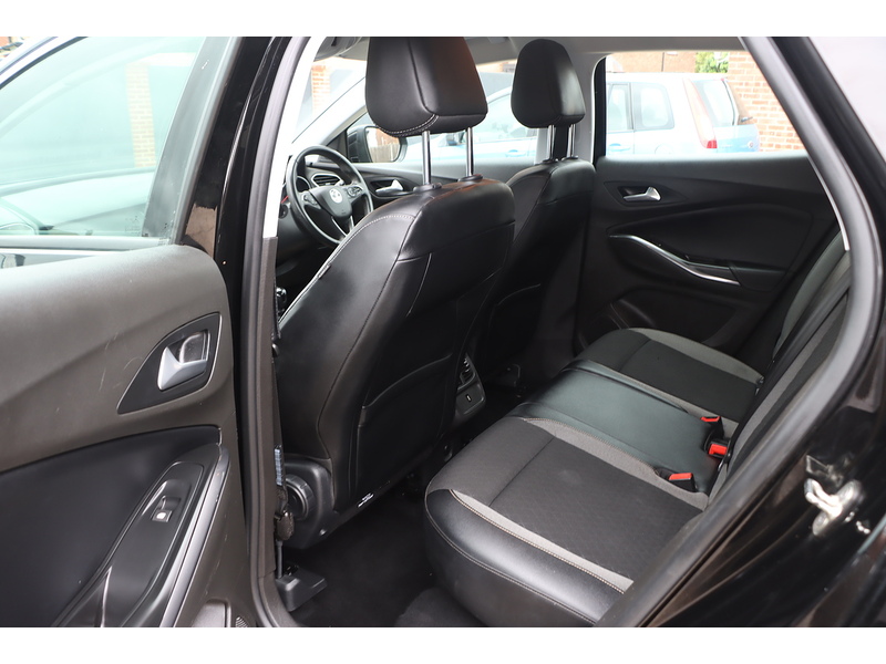 Vauxhall 1.2 TURBO BUSINESS EDITION NAV SUV 5DR PETROL MANUAL SATNAV BLUETOOTH DAB RADIO APPLE CARPLAY PARKING AIDS 2 OWNERS ONLY 43000 MILES SH NO ULEZ CHARGE 72-74 Mitcham Road