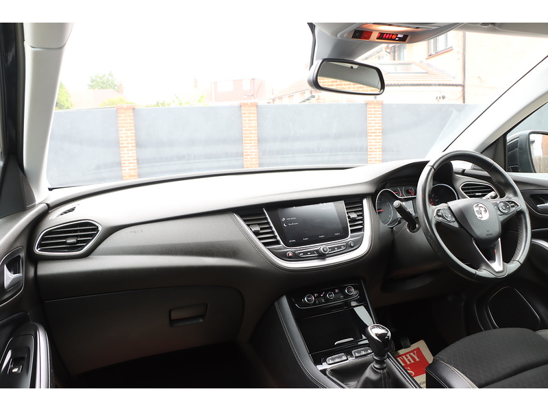Vauxhall 1.2 TURBO BUSINESS EDITION NAV SUV 5DR PETROL MANUAL SATNAV BLUETOOTH DAB RADIO APPLE CARPLAY PARKING AIDS 2 OWNERS ONLY 43000 MILES SH NO ULEZ CHARGE 72-74 Mitcham Road